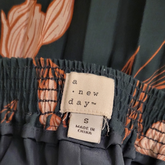 Green and pink floral skirt - Picture 8 of 8